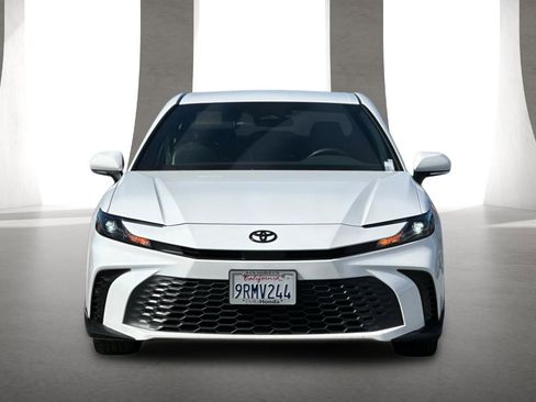 Used 2025 Toyota Camry SE image 9