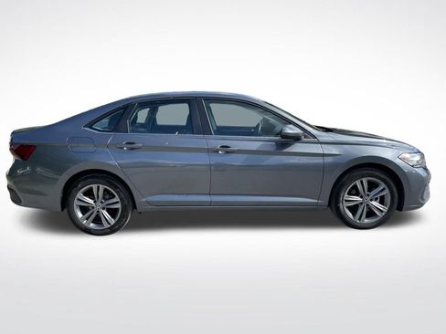 Used 2024 Volkswagen Jetta SE FWD image 4