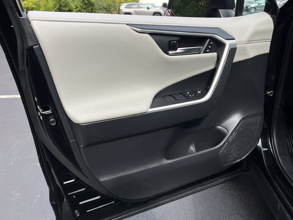 Used 2020 Toyota RAV4 Limited AWD/4WD image 12
