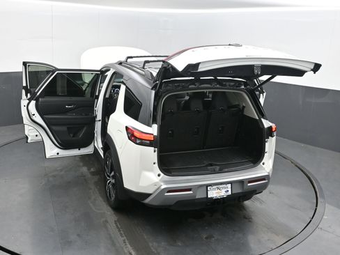 Used 2024 Nissan Pathfinder Platinum image 46