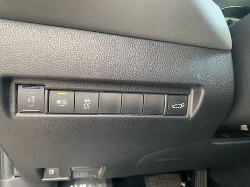 Used 2022 Toyota Venza XLE image 13