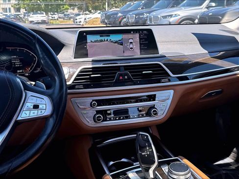 Used 2022 BMW 740i RWD image 12