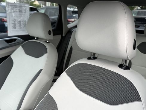 Used 2025 Volkswagen Taos SE image 14