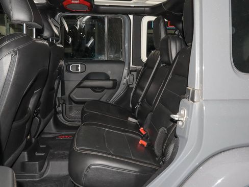Used 2019 Jeep Wrangler Unlimited Sahara AWD/4WD image 8