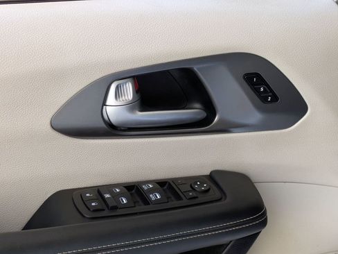 Used 2024 Chrysler Pacifica Touring-L FWD image 13