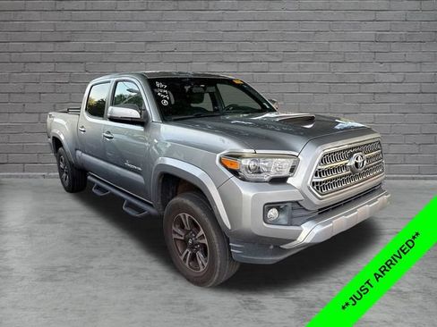 Used 2017 Toyota Tacoma TRD Sport w/ Tow Package RWD image 1