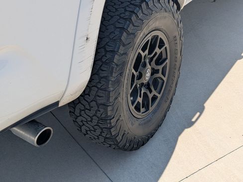 Used 2020 Toyota Tacoma SR5 AWD/4WD image 13