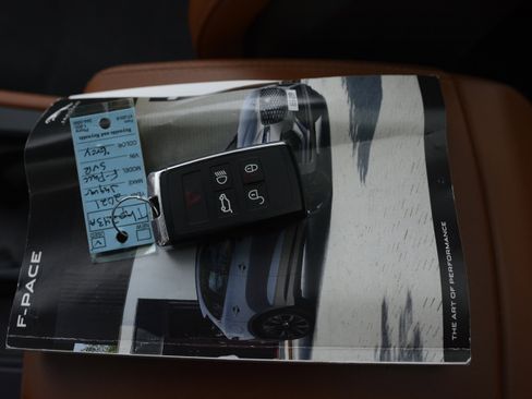 Used 2021 Jaguar F-PACE SVR image 23