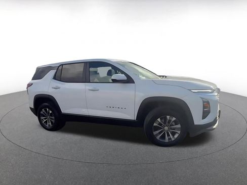 Used 2025 Chevrolet Equinox LT image 2