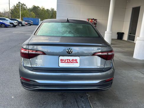 Used 2024 Volkswagen Jetta SE image 4