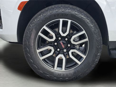 Used 2024 GMC Yukon AT4 w/ Technology Package AWD/4WD image 11