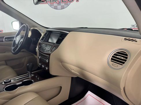 Used 2018 Nissan Pathfinder Platinum image 12