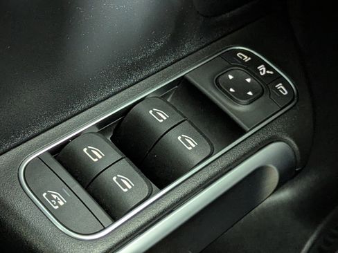 Used 2025 Mercedes-Benz GLB 250 image 24