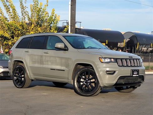 Used 2021 Jeep Grand Cherokee Laredo X image 2