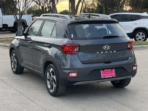Used 2025 Hyundai Venue SEL image 4
