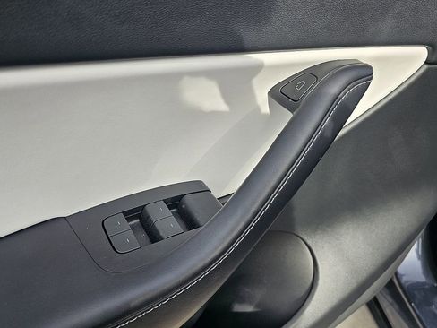 Used 2022 Tesla Model Y Long Range image 27