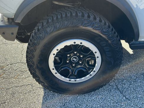 Used 2021 Ford Bronco Badlands image 8