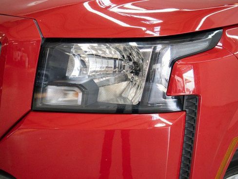 Used 2024 Nissan Frontier SV image 2