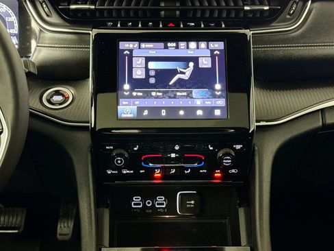 Used 2024 Jeep Grand Cherokee L Altitude image 25