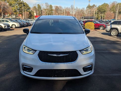 New 2026 Chrysler Pacifica Select image 2