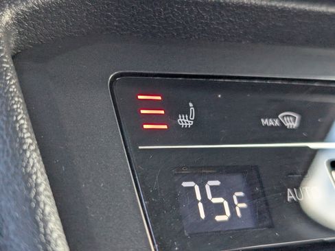 Used 2023 Volkswagen Tiguan SE image 4