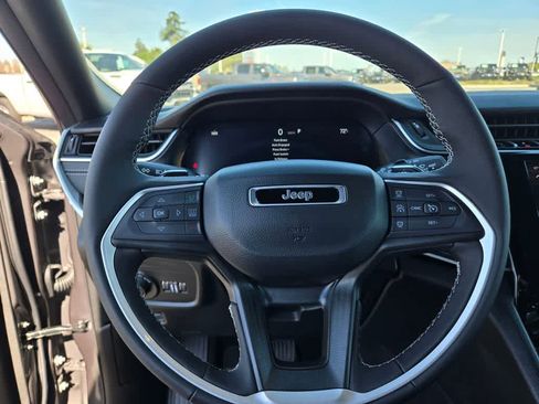 New 2025 Jeep Grand Cherokee Altitude image 22
