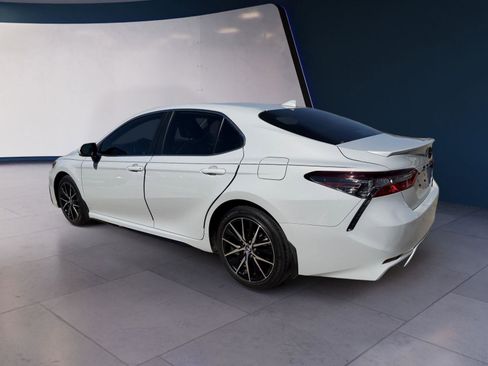 Used 2023 Toyota Camry SE image 3