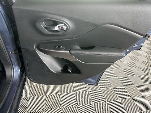 Used 2019 Jeep Cherokee Limited image 30