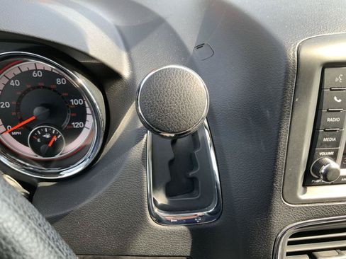 Used 2019 Dodge Grand Caravan SE w/ UConnect Hands-Free Group FWD image 25