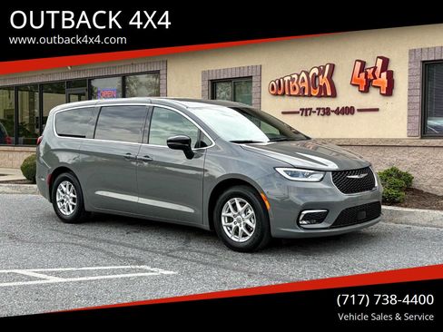 Used 2025 Chrysler Pacifica Select FWD image 1