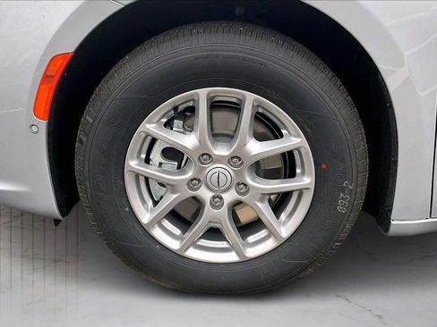 New 2026 Chrysler Pacifica Select FWD image 32