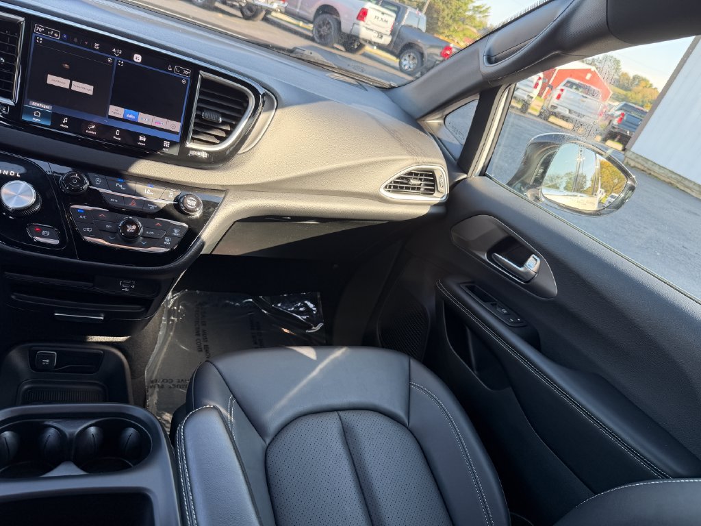 Used 2026 Chrysler Pacifica Select FWD image 23