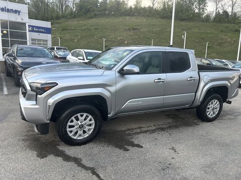 Used 2025 Toyota Tacoma SR5 AWD/4WD image 21