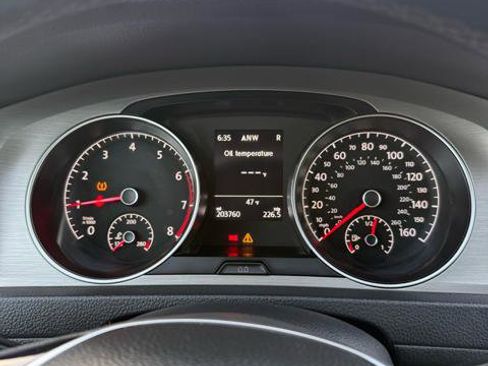 Used 2016 Volkswagen Golf Limited Edition image 9