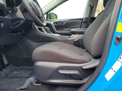 Used 2020 Toyota RAV4 LE image 16