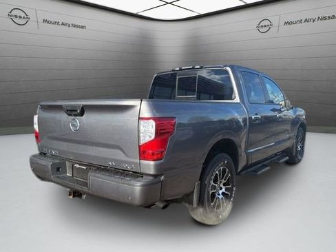 Used 2021 Nissan Titan SV w/ SV Convenience Package image 3