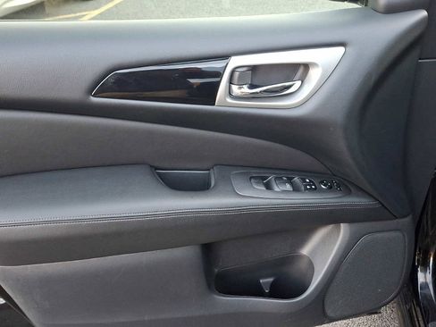 Used 2018 Nissan Pathfinder SV image 12