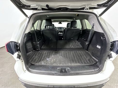 Used 2019 Toyota Highlander SE image 16