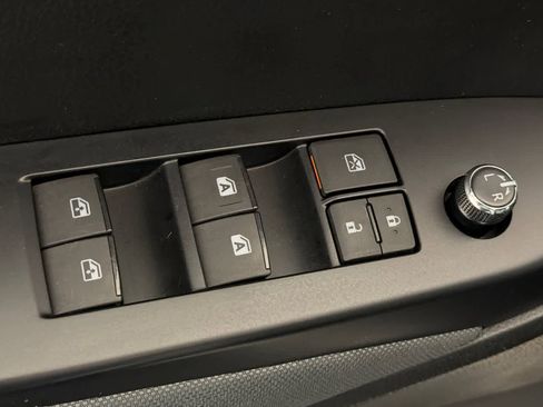 Used 2019 Toyota Highlander LE AWD/4WD image 13