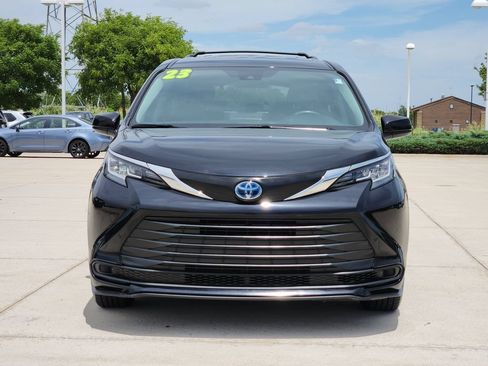 Used 2023 Toyota Sienna LE FWD image 2