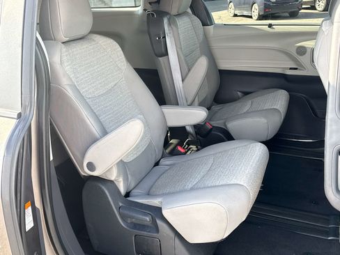 Used 2024 Toyota Sienna LE FWD image 18