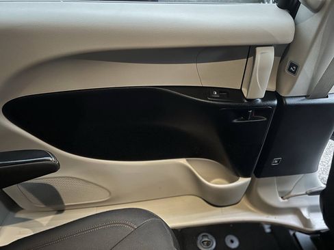 Used 2017 Chrysler Pacifica Touring FWD image 28