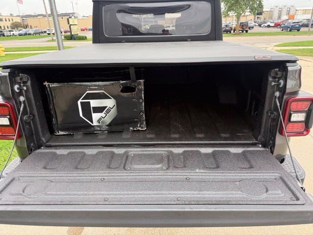 Used 2024 Jeep Gladiator Mojave w/ Convenience Group AWD/4WD image 9