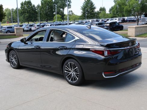 Used 2025 Lexus ES 300h w/ Premium Package FWD image 7
