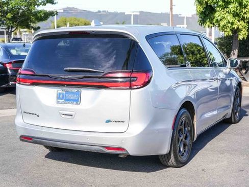 Used 2022 Chrysler Pacifica Limited w/ Uconnect Theater Family Group FWD image 7