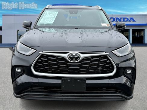 Used 2023 Toyota Highlander XLE image 5