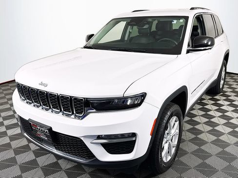 Used 2023 Jeep Grand Cherokee Limited AWD/4WD image 3
