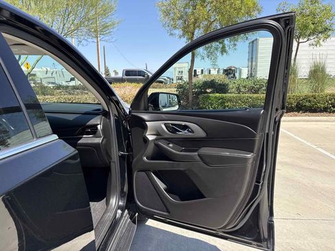 Used 2019 Chevrolet Traverse LT FWD image 17
