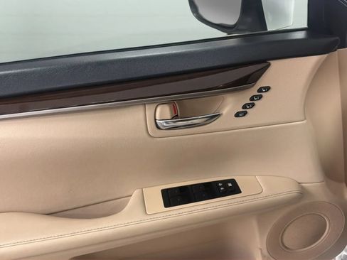 Used 2014 Lexus ES 350 w/ Luxury Package FWD image 19