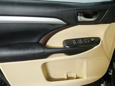Used 2018 Toyota Highlander XLE FWD image 6